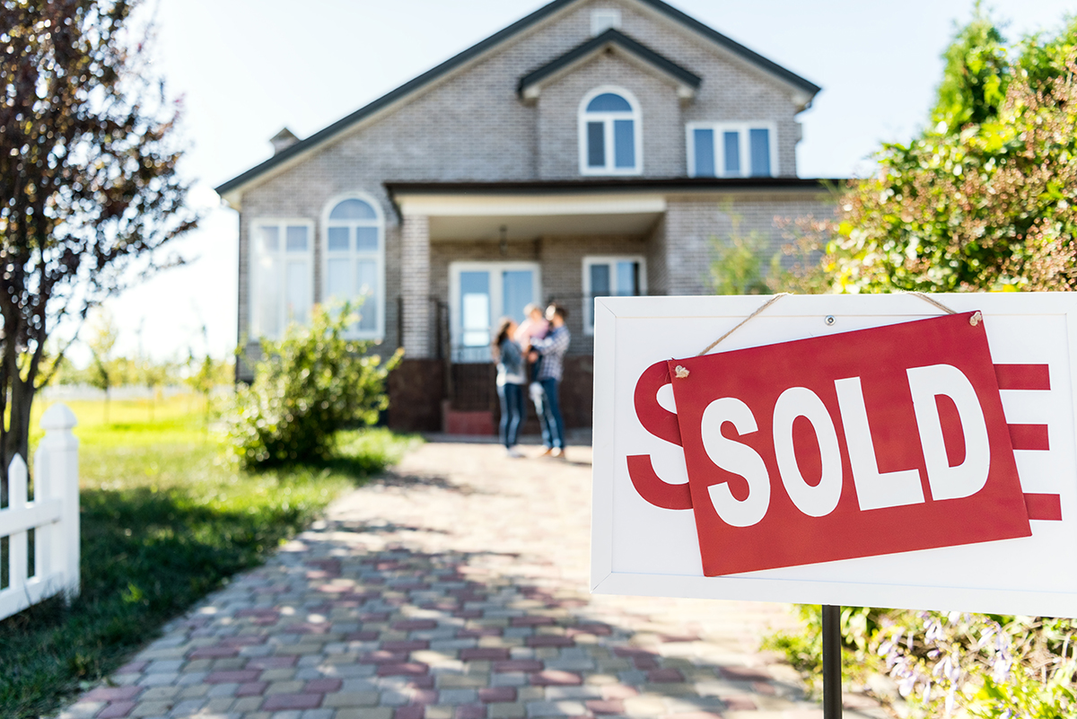 El seguro de título le protege de problemas con el título de propiedad cuando usted compra una propiedad.